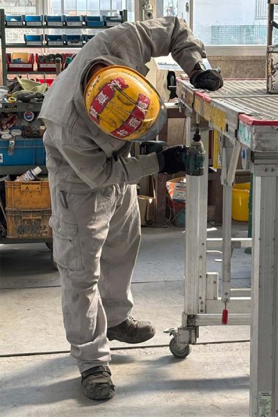 室内移動足場修理作業