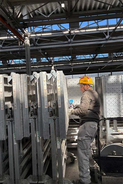 室内移動足場梱包作業